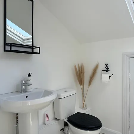 The Eaves - Victorian Second Floor, Open Plan Apartment Southport Exterior photo