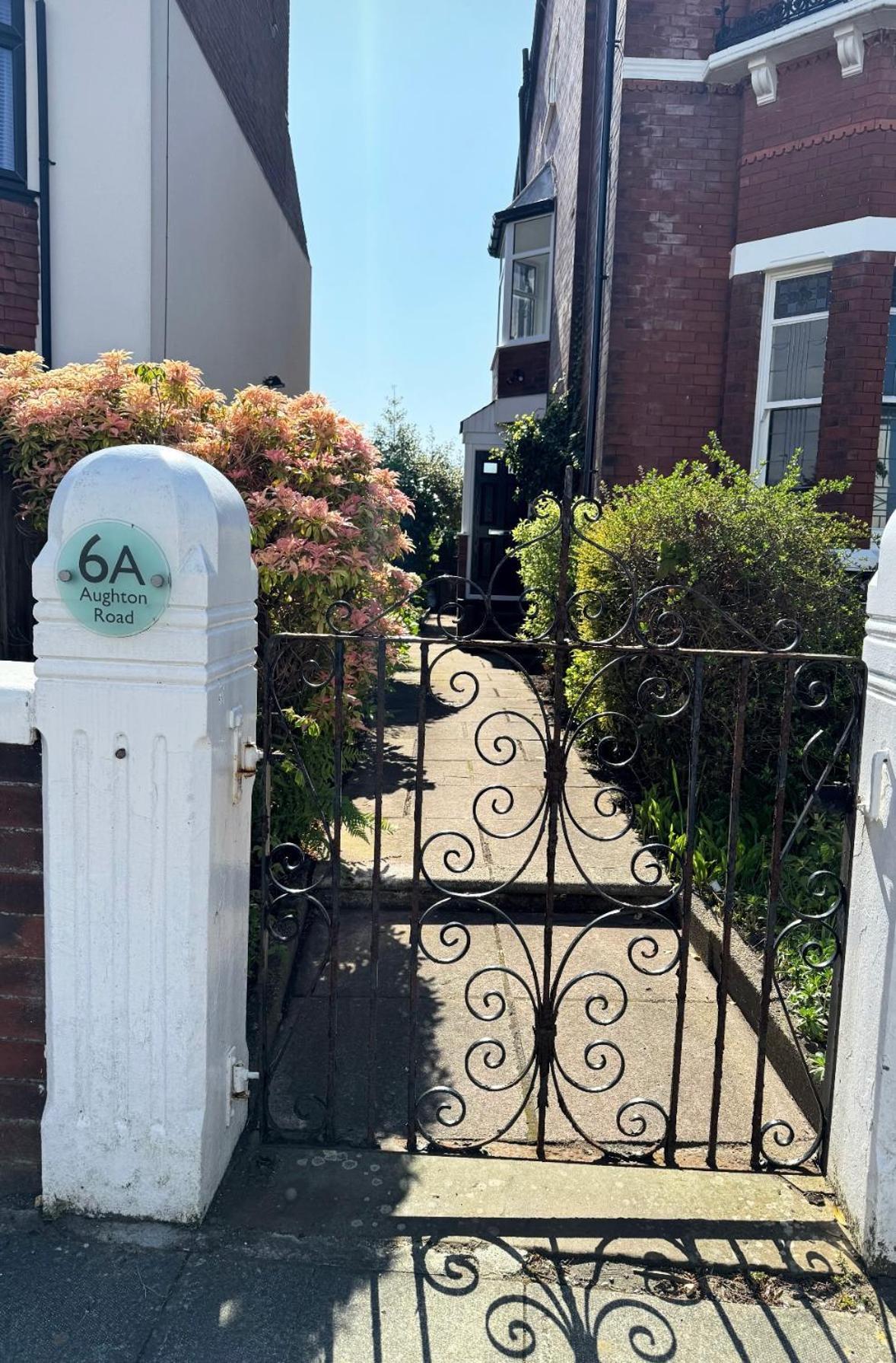 Apartment The Eaves - Victorian Second Floor, Open Plan Southport