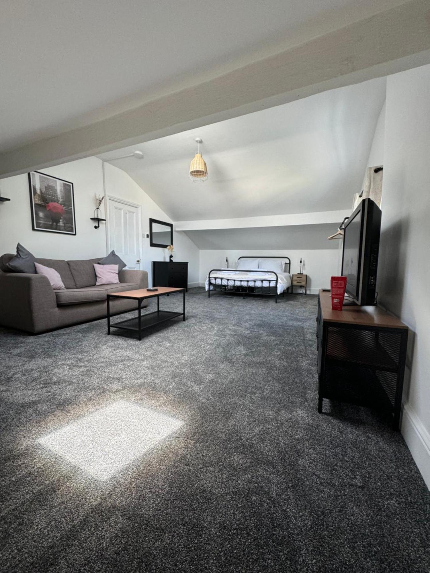The Eaves - Victorian Second Floor, Open Plan Apartment *
